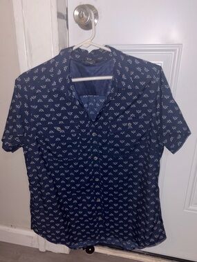 Eddie Bauer Navy Short-Sleeve Button-Down Shirt with White Pattern